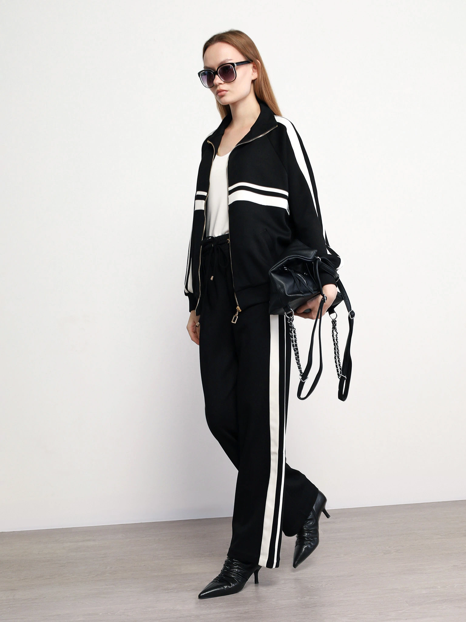 Брюки трикотажные черного цвета с эластичным поясом